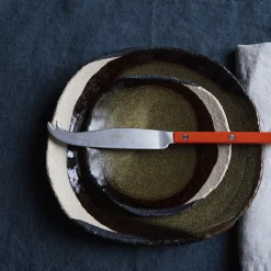 925 JARS CERAMISTES Assiettes Plates-Assiette en grès émaillé Wabi - Seidou Kaki