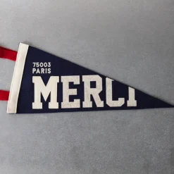 2224 LE FANION FRANCAIS Accessoirisez Votre Intérieur-Fanion Merci - Bleu