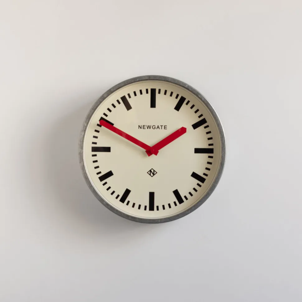 1156 KUBBICK Horloges|Accessoirisez Votre Intérieur-Horloge murale galvanisée The Luggage - Aiguilles rouges