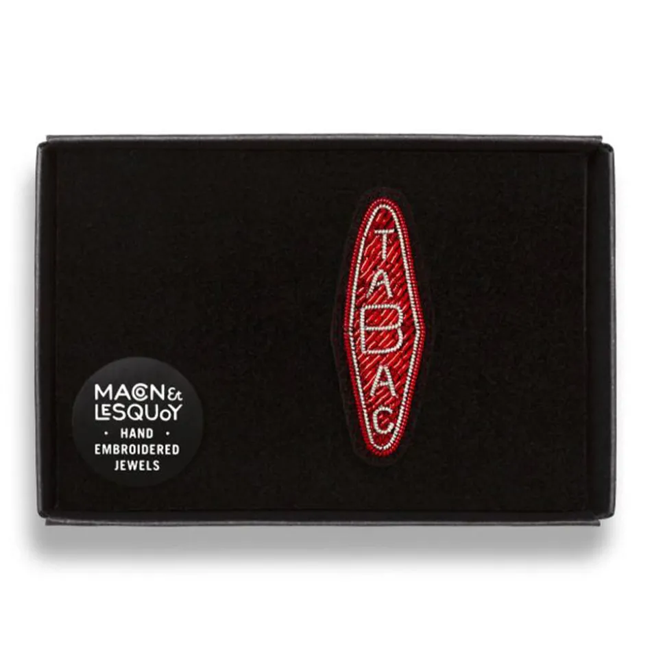 Femme MACON & LESQUOY Pin's|Pin's-Macon & Lesquoy - Broche - Carotte tabac
